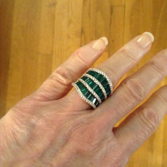 3 Tier Green Ring That Looks Like Emeralds Size 5 1/2 New With Tag - Picture 2 of 2